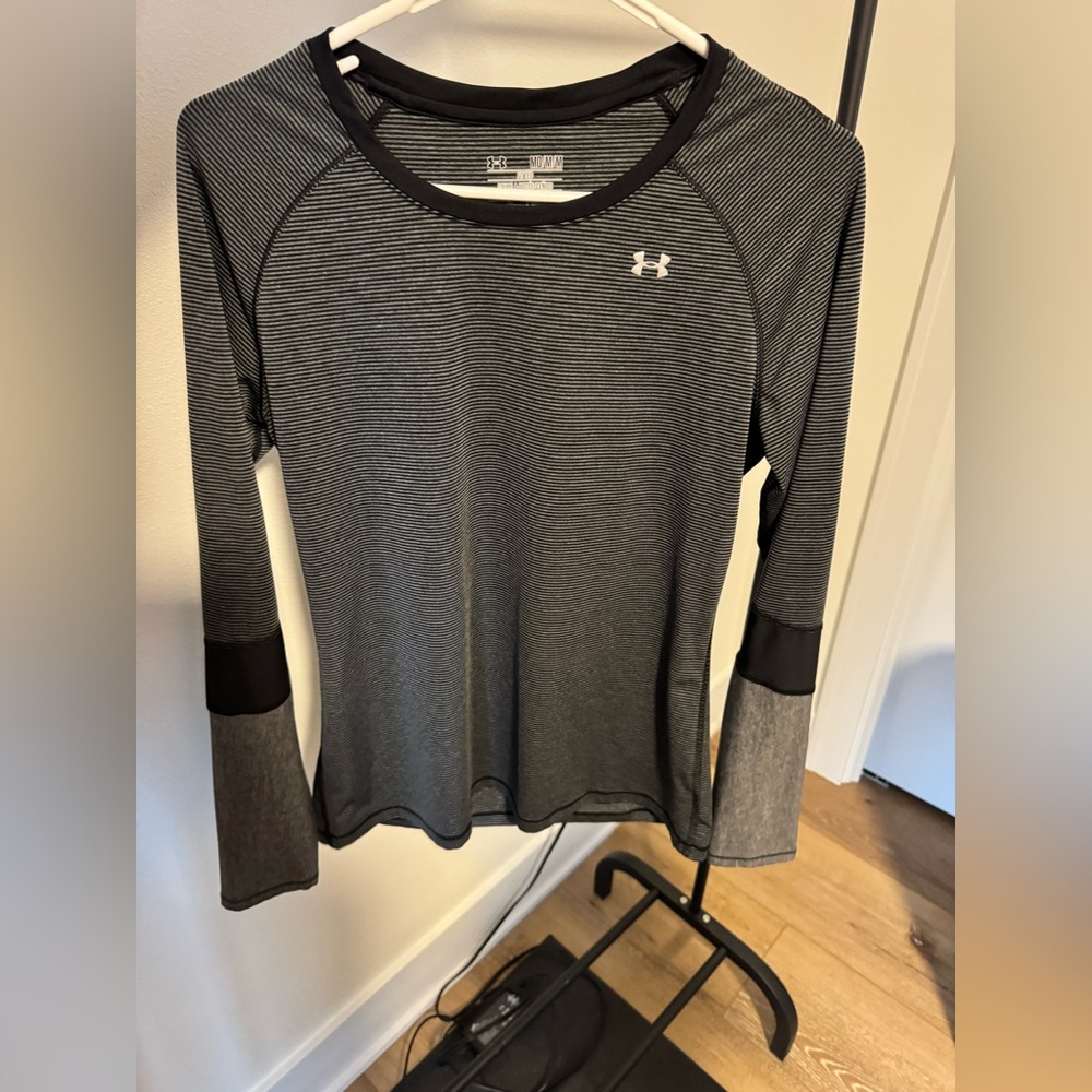 Women’s fitted activewear under Armour long sleeve shirt size medium